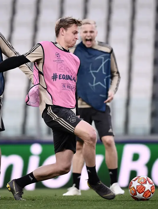 Gelandang Ajax Amsterdam, Frenkie de Jong menggiring bola selama latihan tim di Allianz Stadium, Turin Italia (15/4). Pada leg pertama babak perempatfinal Liga Champions Juventus dan Ajax bermain imbang 1-1 di Amsterdam. (AFP Photo/Marco Bertorello)