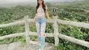 Usai menikmati serunya berwisata di dalam kota, ia pun akhirnya berpindah lokasi ke daerah pinggiran. Salah satu destinasi wisata yang ia tuju ialah Mangunan. Sambil melihat pemandangan indah, gaya Elina pun terlihat menawan. (Liputan6.com/IG/@elinaaaaajoerg)