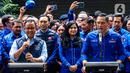 Ketum Partai Demokrat Agus Harimurti Yudhoyono bersama Gubernur DKI Anies Baswedan memberikan keterangan di DPP Partai Demokrat, Jakarta, Jumat (7/10/2022). Kunjungan Anies ke Demokrat ini merupakan yang pertama setelah diusung sebagai calon presiden (capres) Pilpres 2024 oleh Partai NasDem. (Liputan6.com/Faizal Fanani)