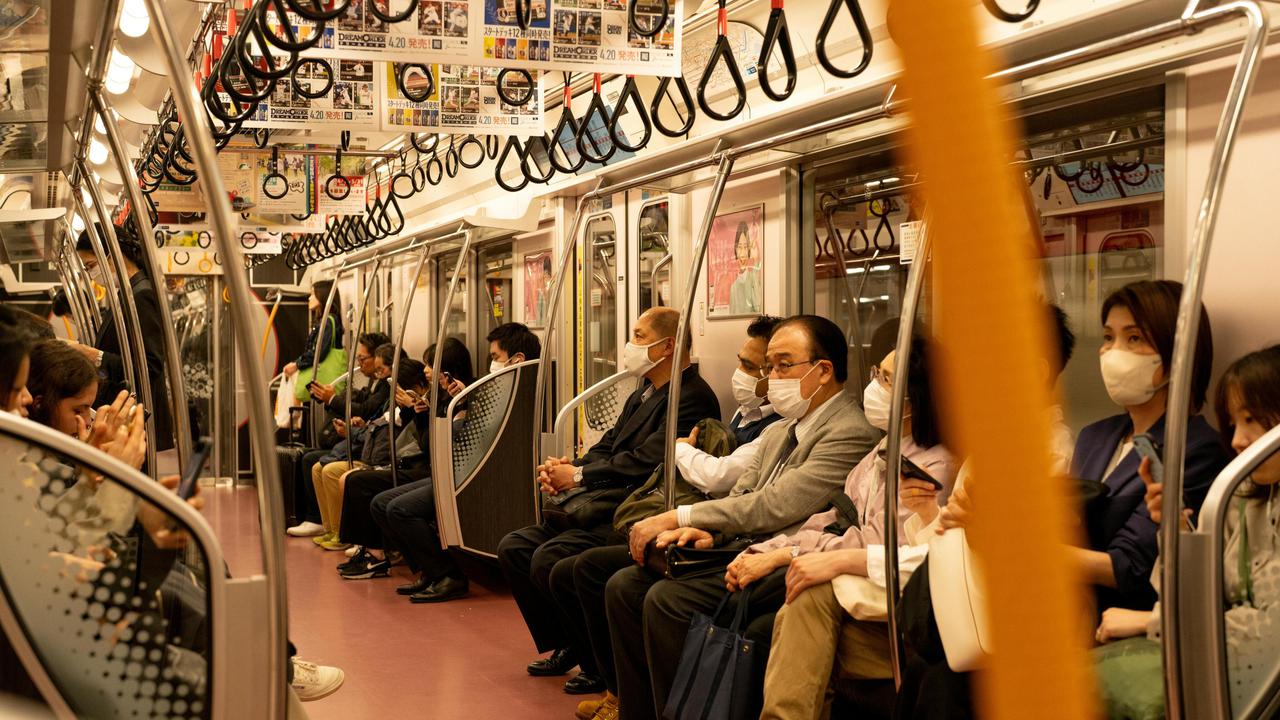 Ilustrasi Naik Kereta di Jepang