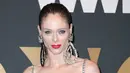 Coco Rocha berpose saat menghadiri WWD Honors Awards yang diselenggarakan oleh Women's Wear Daily di Cipriani South Street di New York pada Selasa, 25 Oktober 2022. Kecantikannya membuat rambutnya disisir ke belakang untuk malam itu. (Michael Loccisano/Getty Images/AFP)