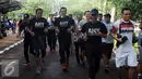 Bakal calon gubernur DKI Jakarta, Agus Harimurti Yudhoyono (tengah) berolahraga bersama di Area Kebun Binatang Ragunan Jakarta, Minggu (9/10). Selain olahraga, AHY juga melakukan bersosialisasi dengan warga. (Liputan6.com/Helmi Fithriansyah)