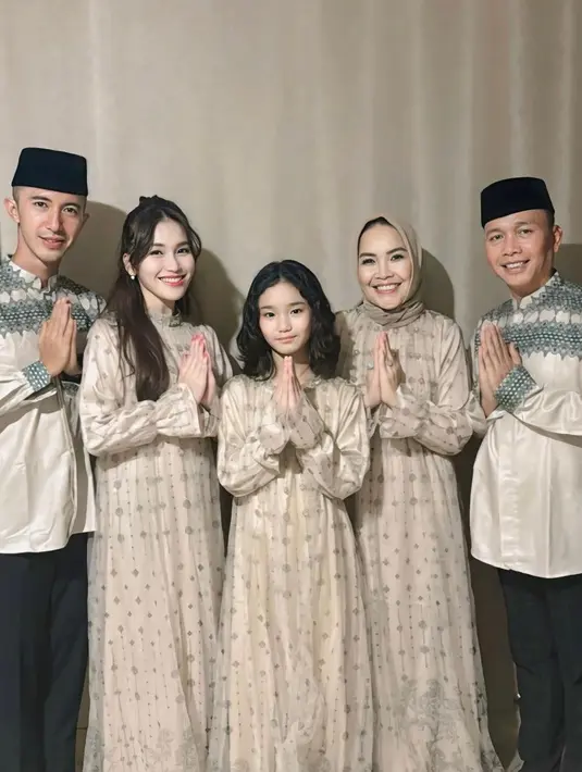 Ayu Ting Ting memilih beragam baju Lebaran yang menawan untuk merayakan Hari Raya Idul Fitri bersama keluarga dan calon suami. [@ayutingting92]