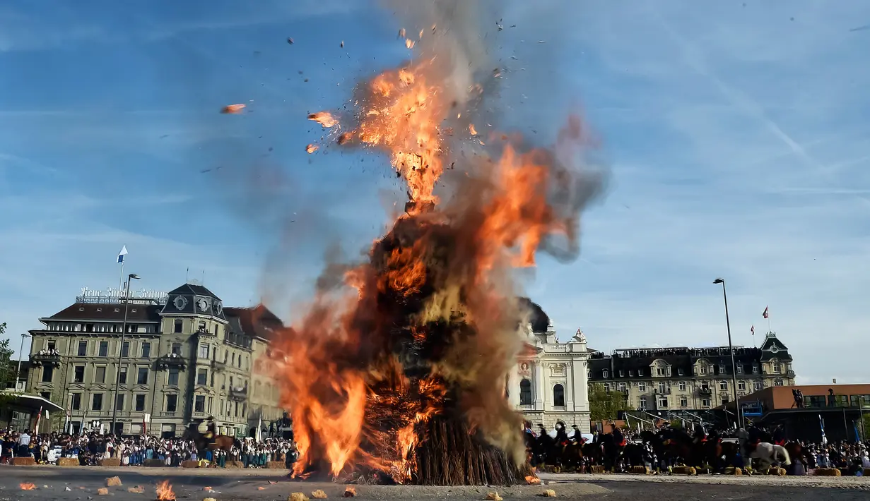 Upacara pembakaran Böögg saat karnaval khas Zurich di Swiss, Senin (24/4). Menurut tradisi, semakin cepat kepala Böögg meledak menandakan semakin baik musim panas yang akan datang. (AFP PHOTO / Michael Buholzer)