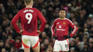 Ekspresi kecewa pemain Manchester United, Casemiro setelah timnya kebobolan dari Newcastle pada laga lanjutan Liga Inggris 2024/2025 yang berlangsung di Old Trafford, Manchester, Inggris, Selasa (31/12/2024) WIB. (AP Photo/Dave Thompson)