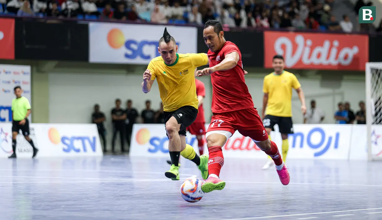 Pemain Red Rocket, Atep (kanan) berusaha melewati penjagaan pemain Golden Arrow, Ikmal Tobing pada laga futsal Turnamen Olahraga Indonesia (TOSI) Season 3 yang berlangsung di Indomilk Arena, Tangerang, Sabtu (12/10/2024). (Bola.com/Bagaskara Lazuardi)
