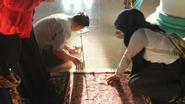 Pengecekan arah kiblat di masjid atau musala. (Dok Kemenag)