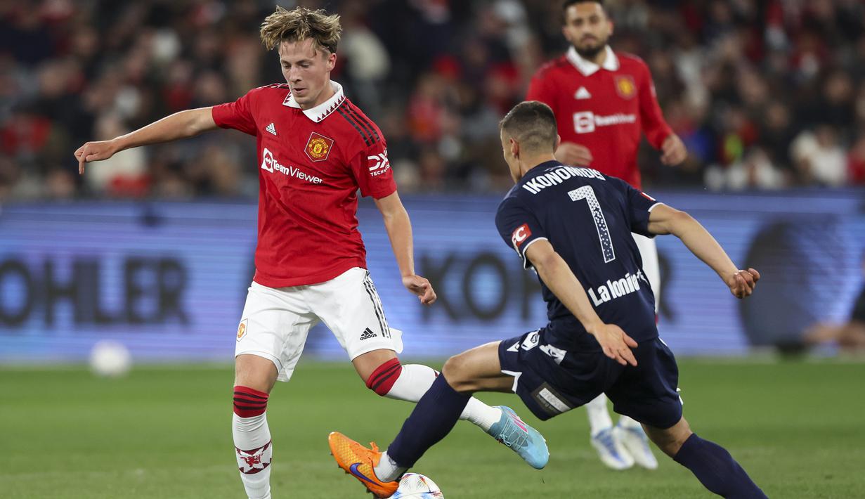 Charlie Savage. Gelandang Wales berusia 20 tahun yang merupakan putra kandung Robbie Savage ini merupakan produk asli Akademi Manchester United sejak awal musim 2019/2020. Sejak awal musim 2021/2022 ia menjadi bagian tim U-23 Manchester United. Dalam laga melawan Melbourne Victory, penampilannya mengundang decak kagum pelatih Erik ten Hag. (AP/Asanka Brendon Ratnayake)