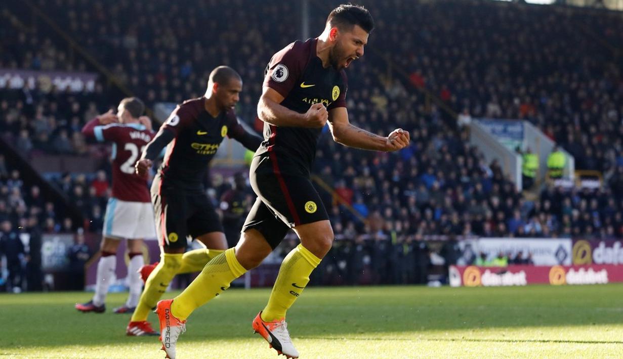 Ekspresi pemain Manchester City, Sergio Aguero, setelah mencetak gol pertama ke gawang Burnley dalam laga Premier League di Stadion Turf Moor, Sabtu (26/11/2016). Aguero sumbang 2 gol City. (Action Images via Reuters/Carl Recine)
