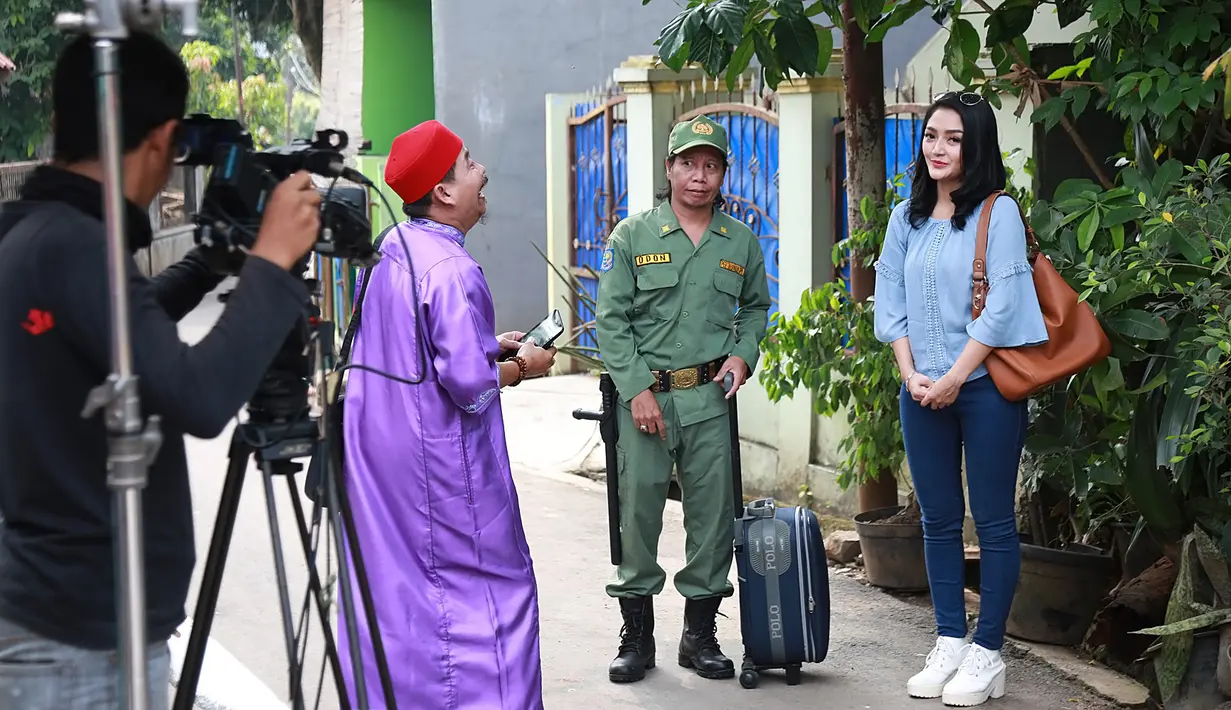 Meski ini pertama kalinya main dalam sinetron bergenre komedi, Sibad mengaku tak banyak kesulitan. Lantaran, ia diberi kebebasan untuk tidak melucu. Selama proses syuting, ia banyak bertanya pada senior salah satunya Mastur. (Bambang E. Ros/Bintang.com)
