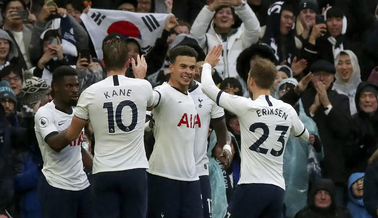 Gelandang Tottenham Hotspur, Dele Alli, melakukan selebrasi usai membobol gawang Brighton & Hove Albion pada laga Premier League 2019 di Stadion Tottenham Hotspur, Kamis (26/12). Tottenham menang 2-1 atas Brighton & Hove Albion. (AP/Petros Karadjias)
