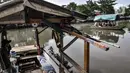 Lalu-lalang perahu eretan saat menyeberangkan warga di Kali Sunter, Rawa Badak, Jakarta, Rabu (20/1/2021). Hendi (40), salah satu penarik perahu eretan di Rawa Badak mengaku jasa transportasi alternatif ini masih diminati warga untuk menunjang aktivitas sehari-hari. (merdeka.com/Iqbal S. Nugroho)