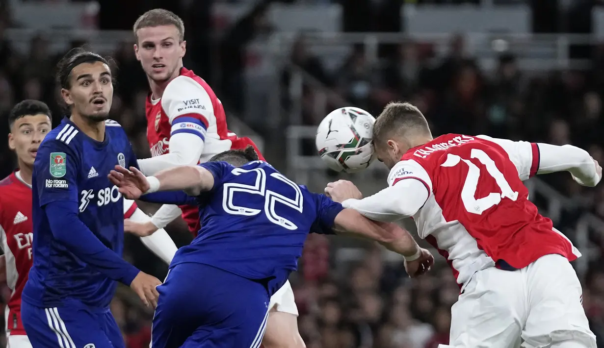 Sepuluh menit babak kedua berjalan Arsenal berhasil unggul 1-0. Calum Chambers (kanan) yang belum lama menggantikan Ben White berhasil memanfaatkan kemelut di depan gawang Leeds usai situasi sepak pojok melalui sundulan kepala. (AP/Matt Dunham)