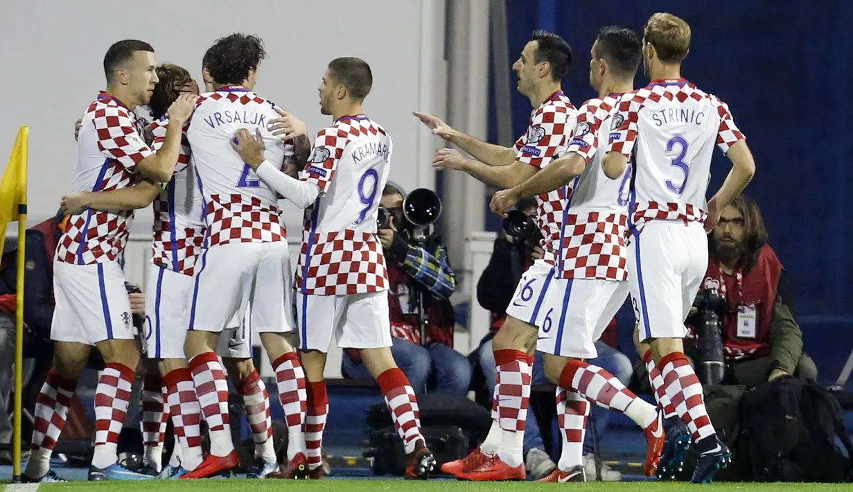 Para pemain Kroasia merayakan gol yang dicetak oleh Luka Modric ke gawang Yunani pada laga leg pertama playoff Piala Dunia 2018 di Stadion Maksimir, Kamis (9/11/2017). Kroasia menang 4-1 atas Yunani. (AP/Darko Bandic)