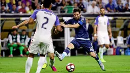 Penyerang Argentina, Lionel Messi (10) mengontrol bola dihalangi oleh bek Amerika Serikat  DeAndre Yedlin (2) pada pertandingan semifinal Copa America Centenario 2016 di Stadion NRG, (21/6). Argentina menang 4-0 atas AS. (Kevin Jairaj-USA TODAY Sports)