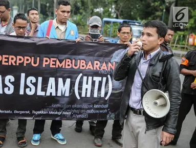 Sejumlah massa yang tergabung dalam Gerakan Mahasiswa Pembebasan (GMP) menggelar aksi unjuk rasa Silang Monas, Jakarta, Rabu (12/7). Dalam aksinya mereka menolak Perppu pembubaran Ormas Islam. (Liputan6.com/Faizal Fanani)