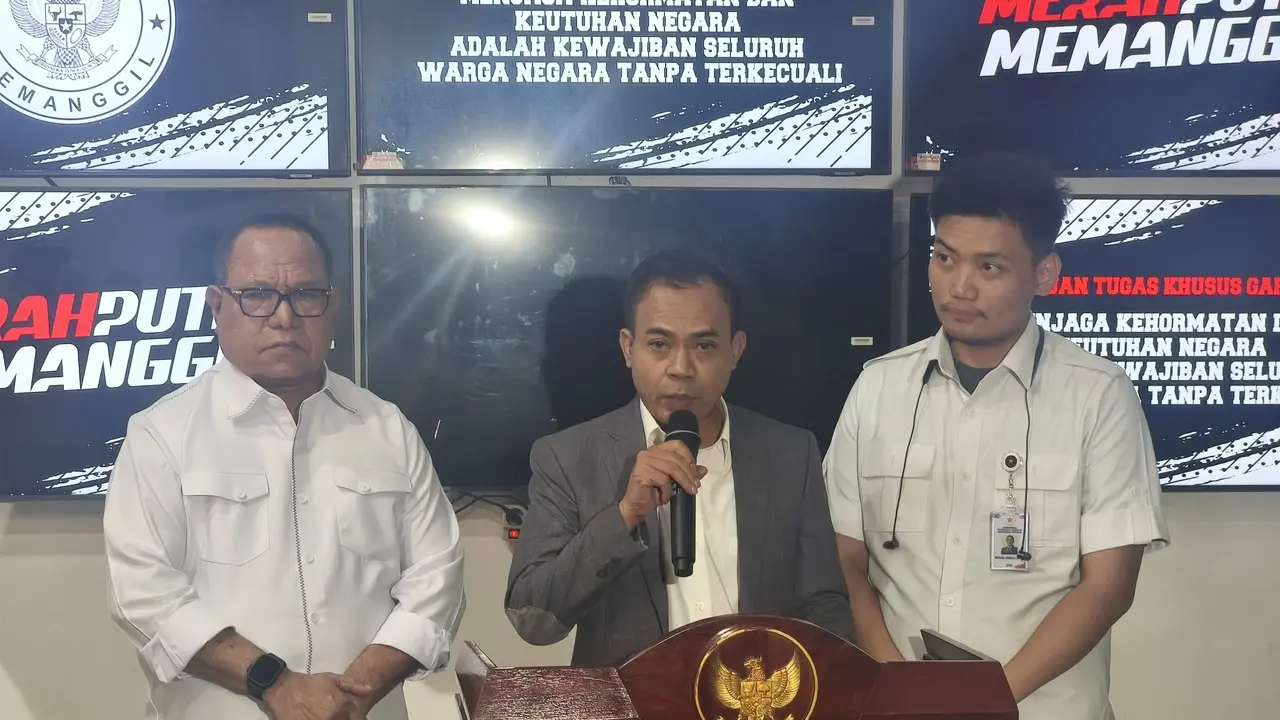 Wakil Ketua Satgassus Garuda Yasbun (tengah) bersama Ketua Satgassus Garuda Michael Angelo Langie (kanan) dan Willem Frans Ansanay (kiri)