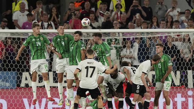 Florian Wirtz mencetak gol tendangan bebas indah untuk Jerman ke gawang Irlandia Utara di laga kedua Grup A Kualifikasi Piala Dunia 2026 zona Eropa di RheinEnergieStadion, Senin (08/09/2025). (AP Photo/Martin Meissner)