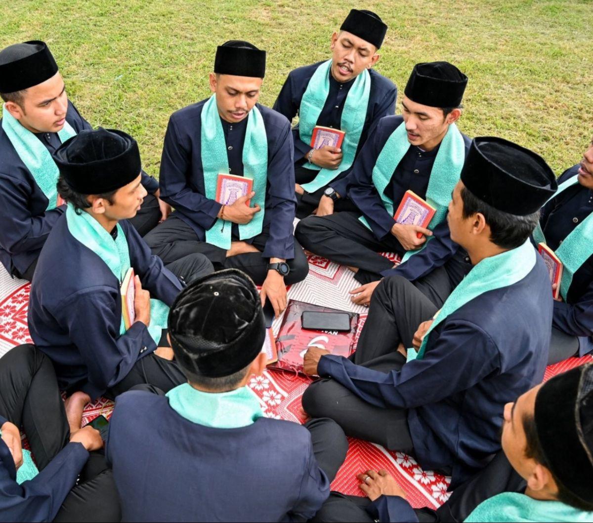 Hingga kegiatan tadarus Alquran yang menjadi aktivitas yang rutin dilakukan selama Ramadan. Foto: CHAIDEER MAHYUDDIN / AFP<br>