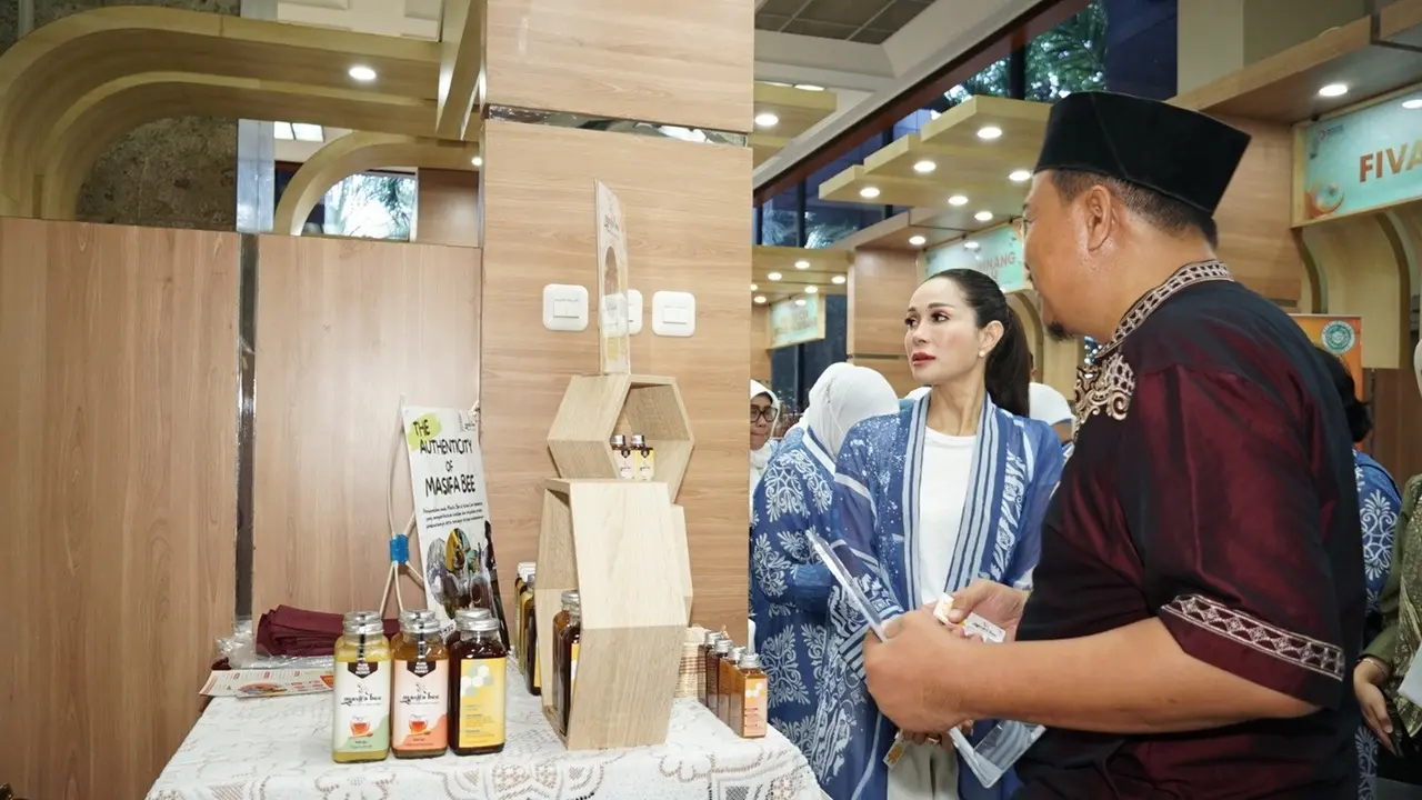 Penasihat DWP Kementerian Perindustrian Loemongga Agus Gumiwang saat membuka Bazar Ramadan 1445 H “Belanja Murah di Bulan Berkah” di kantor Kementerian Perindustrian,