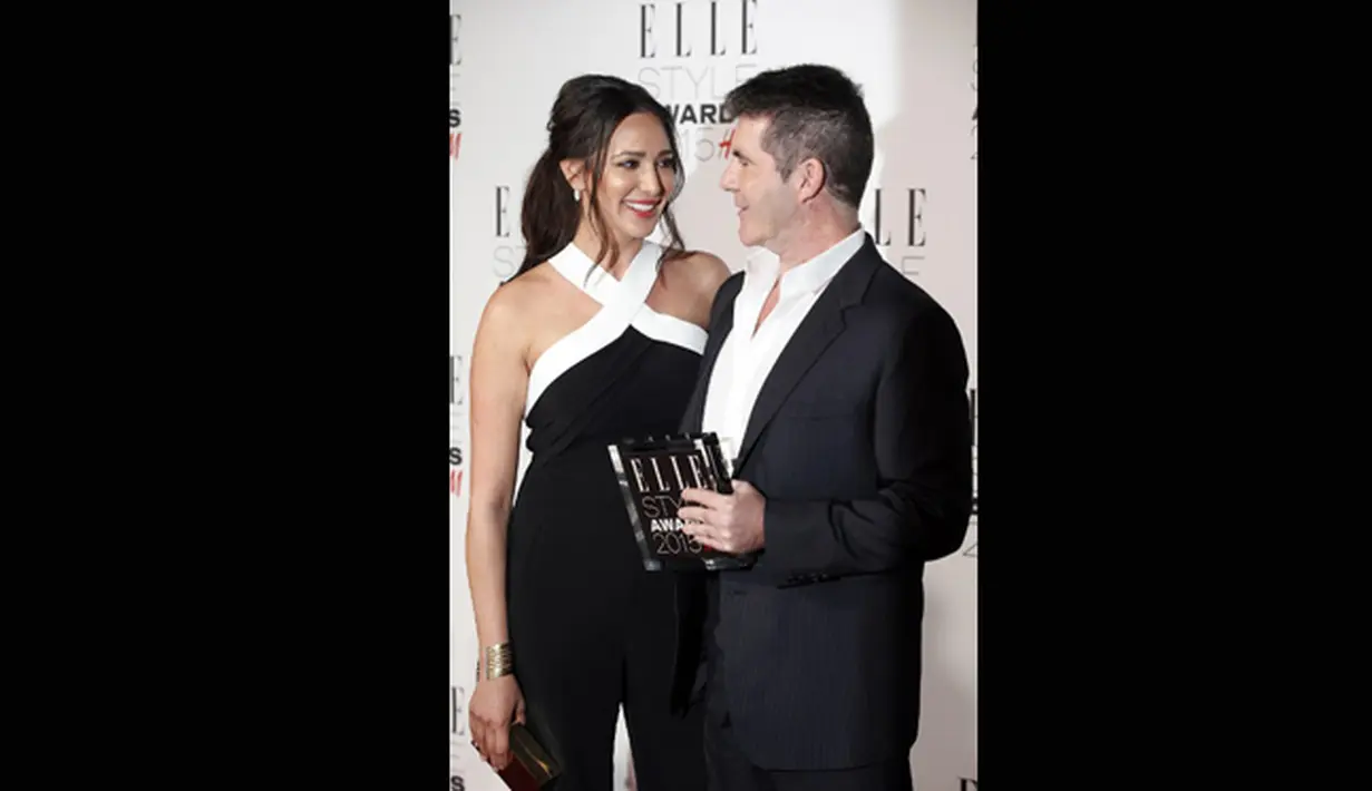 Produser musik, Simon Cowell didampingi pasangannya, Lauren Silverman saat menghadiri red carpet Elle Style Awards 2015, London, Selasa (24/2). (AFP PHOTO/Justin Tallis)