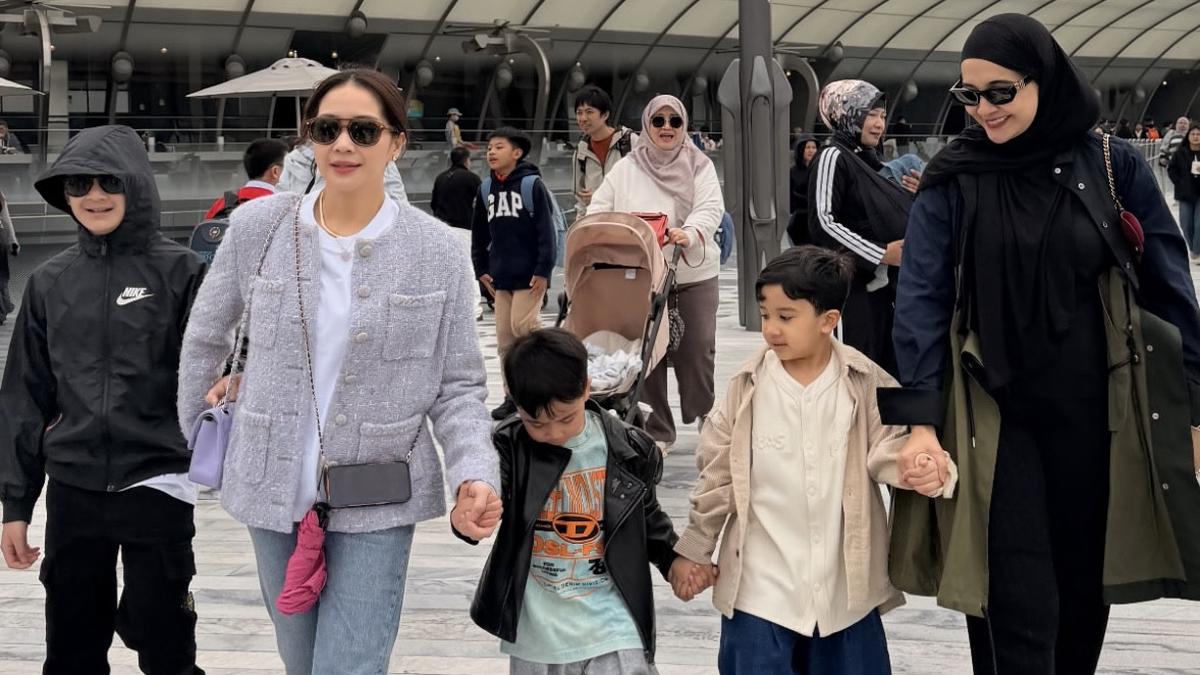 Baru Satu Bulan Lebih Melahirkan, Intip Tampilan Zaskia Sungkar Liburan ke China Bareng Nagita Slavina