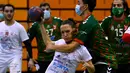 Pemain Spanyol Club Balonmano Albacete, Mireia Rodriguez (tengah) memainkan pertandingan pertamanya melawan Cabanillas di Albacete pada 6 November 2021. Pemain bola tangan Spanyol Mireia Rodriguez adalah wanita pertama yang bergabung dengan tim bola tangan pria profesional. (GABRIEL BOUYS / AFP)