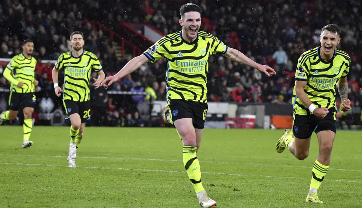 Pemain Arsenal, Declan Rice, melakukan selebrasi setelah mencetak gol ke gawang Sheffield United pada dalam laga pekan 27 Premier League 2023/2024 yang dihelat di Bramall Lane, Selasa (5/3/2024). Berkat hasil ini, Arsenal dengan poin 61 pun mampu kembali menjaga jarak dua poin dari sang pemuncak klasemen, Liverpool. (AP Photo/Rui Vieira)