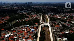 Foto dari udara proyek pembangunan jalan Flyover Tanjung Barat, Jakarta, Kamis (1/10/2020). Pembangunan dua flyover tersebut diharapkan bisa membantu pengendara terhindar dari kecelakaan dan mengurangi simpul kemacetan di jalur pelintasan KA Lenteng Agung dan Tanjung Barat. (merdeka.com/Imam Buhori)