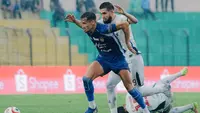 Winger PSIM Yogyakarta, Deri Corfe menjaga bola dari kejaran gelandang Persita Tangerang, Javlon Guseynov dalam laga pekan ke-30 BRI Super League 2025/2026 di Stadion Sultan Agung, Bantul, Kamis (30/4/2026). (Dok. PSIM)