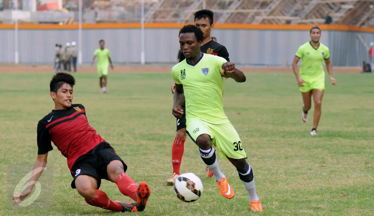 Penyerang Persipasi Bandung Raya (PBR), Ibrahim Coteh (kedua kiri) mencoba melewati pemain Bekasi Putra di Stadion Patriot, Bekasi, Selasa (25/8/2015). PBR unggul 3-1 atas Bekasi Putra. (Liputan6.com/Helmi Fithriansyah) 