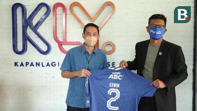 Vice Editor in Chief Bola.Com & Bola.net, Erwin Fitriansyah dan Direktur PT Persib Bandung Bermartabat (PBB), Teddy Tjahjono
