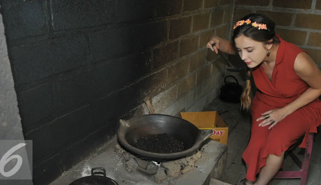 Bintang Elif pemeran Melek, Selin Sezgin tengah mencoba memasak biji kopi luwak di Bali, Rabu (26/8/2015). Para pemain Elif begitu senang bisa menyambangi salah satu tempat pembuatan kopi luwak di kawasan Bali Tengah. (Liputan6.com/Herman Zakharia)
