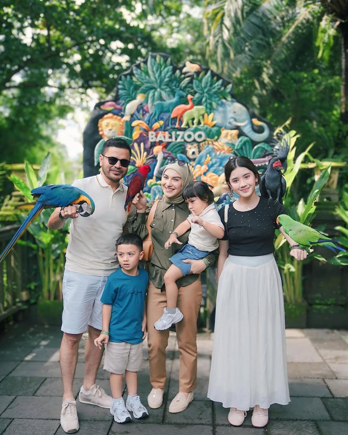 Potret Irish Bella dan Haldy Sabri Ajak Anak Liburan di Bali, Seru Interaksi dengan Hewan di Kebun Binatang