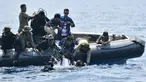 Tim penyelam TNI AL mengevakuasi black box atau kotak hitam Lion Air PK-LQP JT 610 dari dasar laut perairan Karawang, Jawa Barat (1/11). Black box jenis Flight Data Recorder (FDR) ditemukan dalam kondisi utuh di dalam lumpur. (AFP Photo/Adek Berry)
