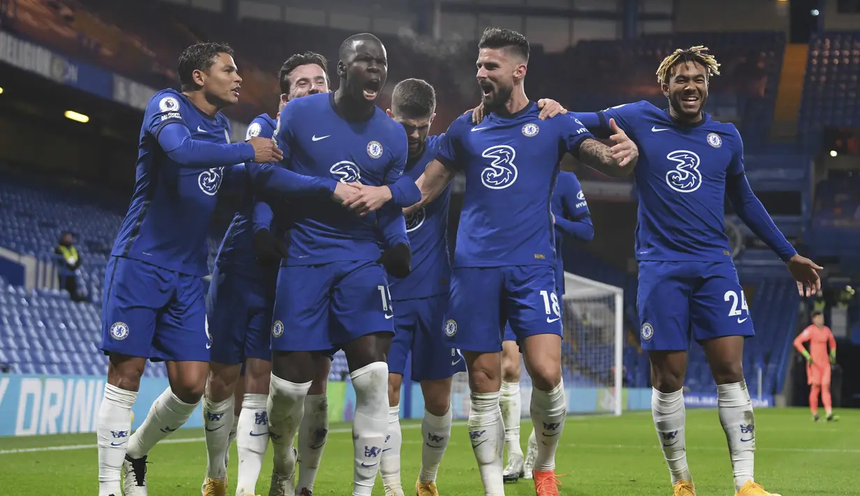 Bek Chelsea, Kurt Zouma (ketiga kiri) berselebrasi bersama rekan-rekannya usai mencetak gol ke gawang Leeds United pada pertandingan lanjutan Liga Inggris di Stamford Bridge di London, Inggris, Minggu (6/12/2020). Chelsea menang 3-1 atas Leeds United. (Mike Hewitt, Pool via AP)