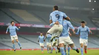Para pemain Manchester City merayakan gol Gabriel Jesus pada laga kontra Wolverhampton Wanderers di Etihad Stadium, Rabu (3/3/2021) dini hari WIB. Manchester City menang telak 4-1 dalam pertandingan ini. (CARL RECINE / POOL / AFP)