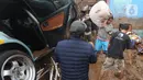 Warga mengevakuasi barang milik mereka usai banjir bandang yang melanda Kampung Cibuntu, Desa Pasawahan, Kecamatan Cicurug, Sukabumi, Jawa Barat, Selasa (22/9/2020). Banjir bandang mengakibatkan puluhan bangunan rusak berat, 12 rumah hanyut, dan dua korban masih hilang. (merdeka.com/Arie Basuki)