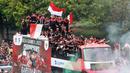 <p>Timnas sepak bola Indonesia U-22 bersama ofisial dan pengurus PSSI berada di atas bus saat melintas dalam arak-arakan Kira87uara Kontingen SEA Games 2023 di Bundaran HI, Jakarta, Jumat (19/5/2023). (Bola.com/M Iqbal Ichsan)</p>