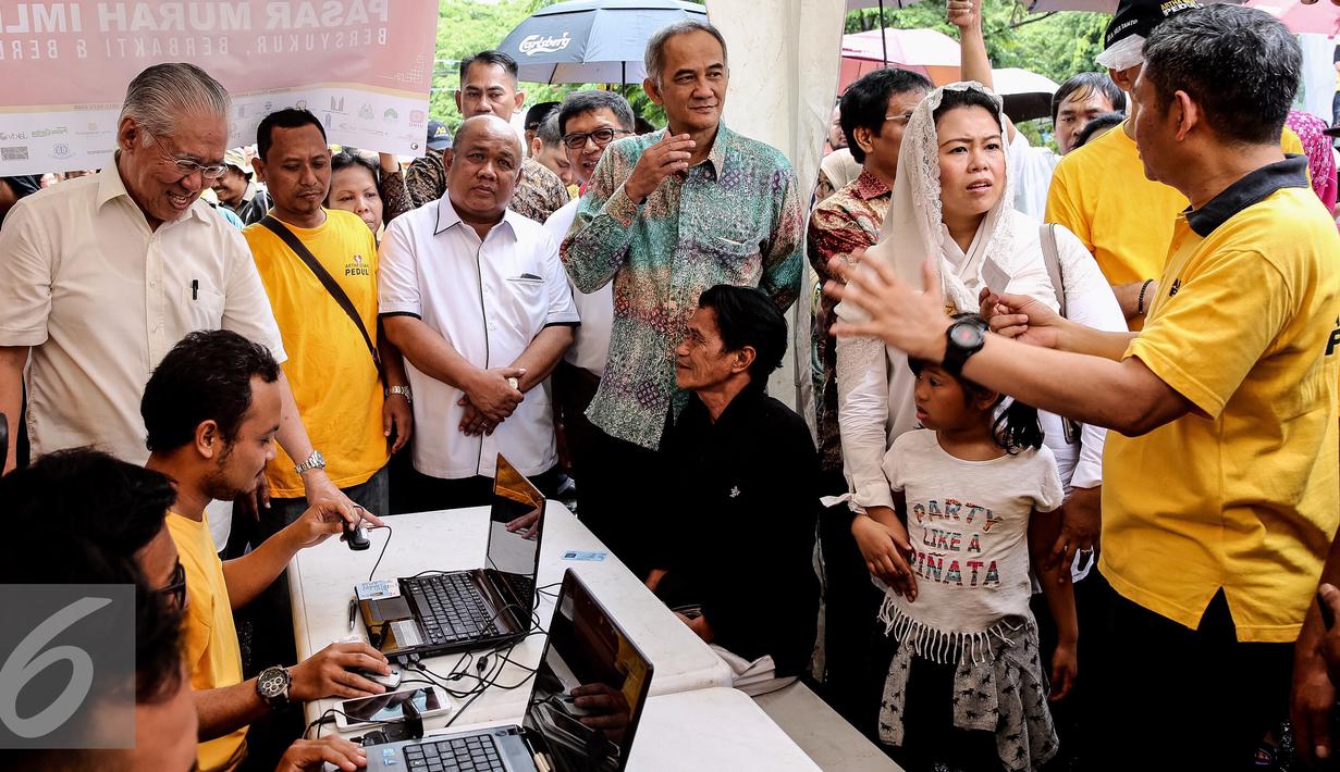 Mendag Enggartiasto Lukita di dampingi Yenny Wahid meninjau kasir pada acara kick off pasar murah di Kawasan SCBD, Jakarta (14/1). Acara ini digelar untuk meringankan beban masyarakat dalam memenuhi kebutuhan. (Liputan6.com/Fery Pradolo)