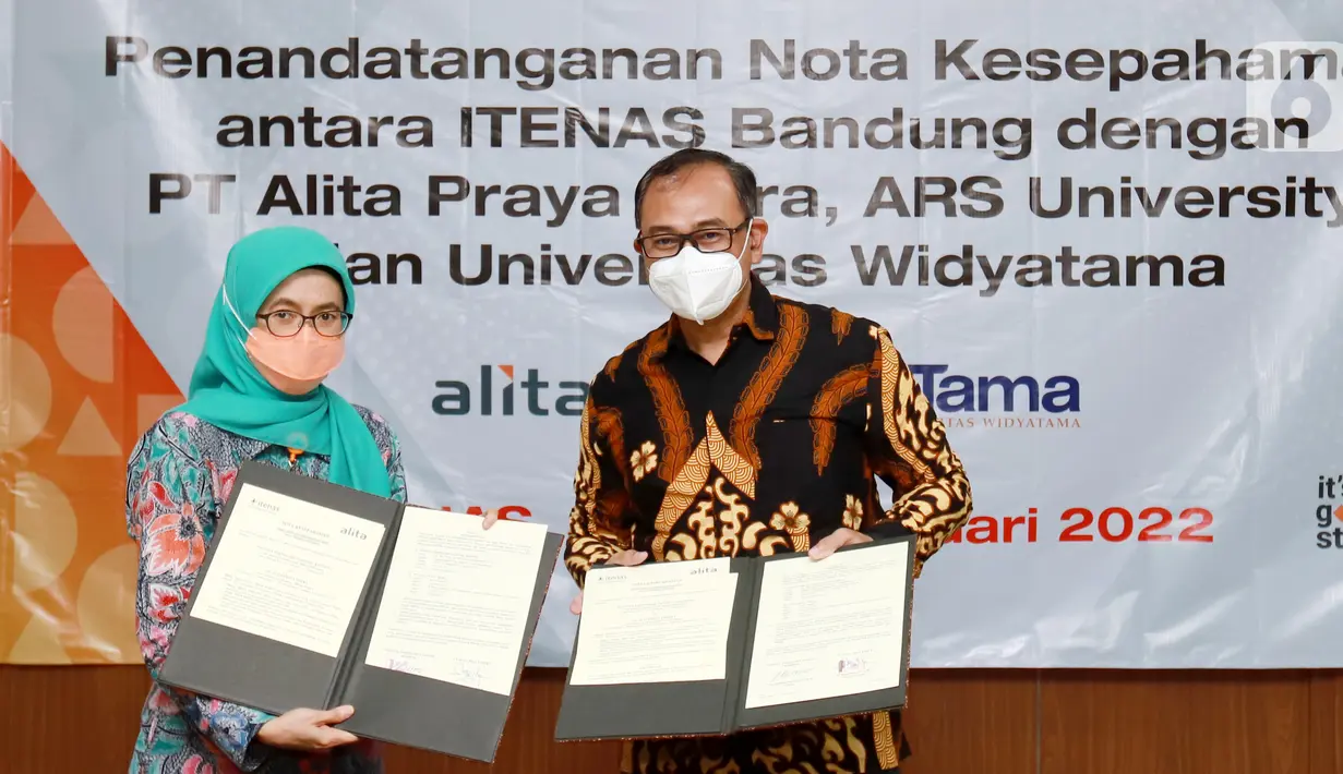 Dirut PT Alita Praya Mitra Teguh Prasetya dan Rektor ITENAS Bandung Meilinda Nurbanasari usai menandatangani naskah kerjasama di Bandung, Rabu (19/1/2022). Kolaborasi ini diharapkan bisa mempercepat pembangunan infrastruktur digital dengan bantuan dari mahasiswa terbaik. (Liputan6.com/HO/Alwi)