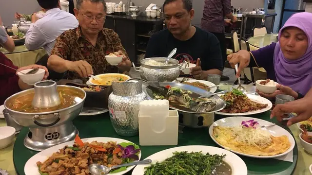 Selain kangkung dan telur dadar, ada Tom Yam kepiting, ikan kakap, ayam goreng hingga gulai ayam (Liputan6.com/Teddy Tri Setio Berty)