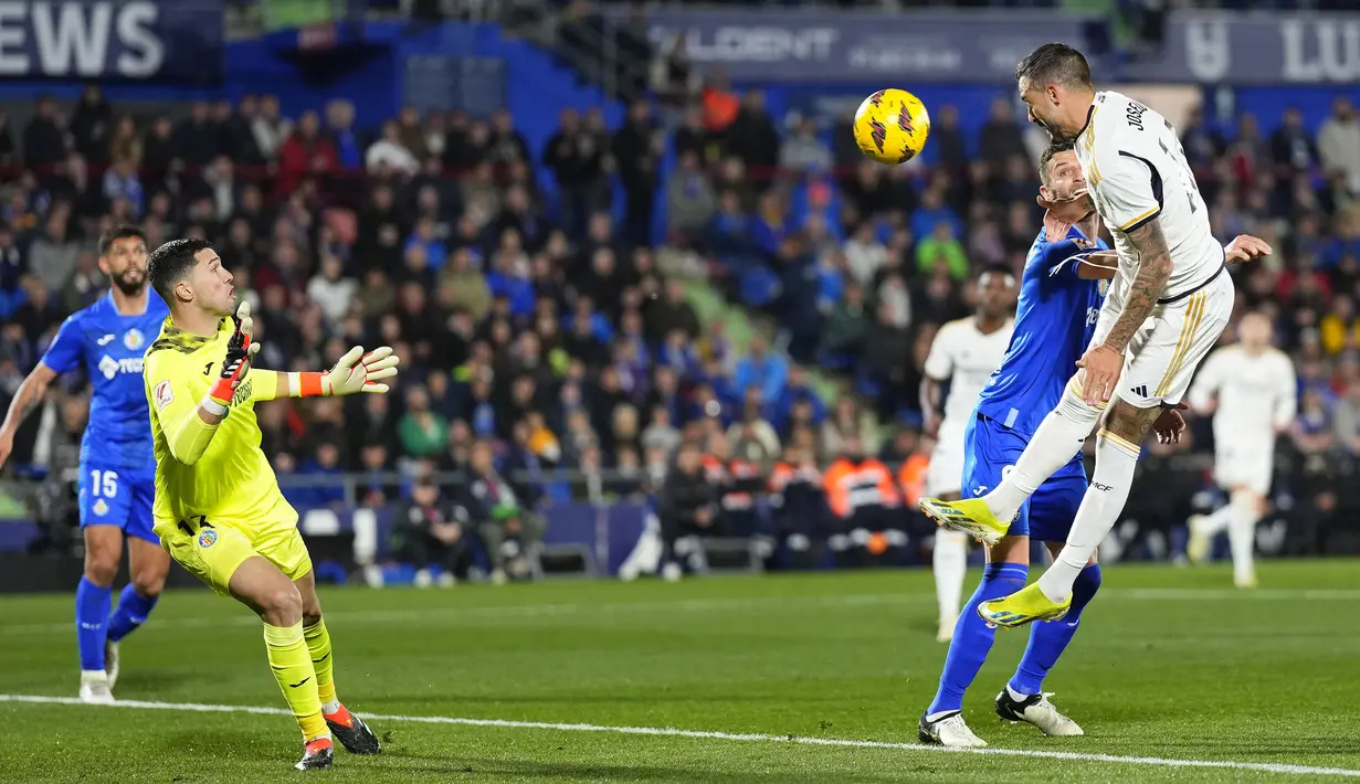 <p>Pemain Real Madrid, Joselu (kanan) mencetak gol pertama timnya ke gawang Getafe pada laga lanjutan Liga Spanyol 2023/2024 di Coliseum Alfonso Perez stadium, Getafe, Spanyol, Jumat (02/02/2024) WIB. (AP Photo/Manu Fernandez)</p>