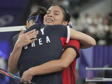 Pebulu tangkis tunggal putri Indonesia, Gregoria Mariska Tunjung tersingkir di semifinal Olimpiade Paris 2024 usai memberi perlawanan sengit kepada unggulan pertama asal Korea Selatan, An Se-young dalam laga tiga gim 21-11, 13-21 dan 16-21 di Porte de La Chapelle Arena, Paris, Minggu (4/8/2024). Usai laga, An Se-young memeluk hangat Jorji sebagai apresiasinya atas perlawanan gigih yang ditampilkan sepanjang laga. (AP Photo/Kin Cheung)