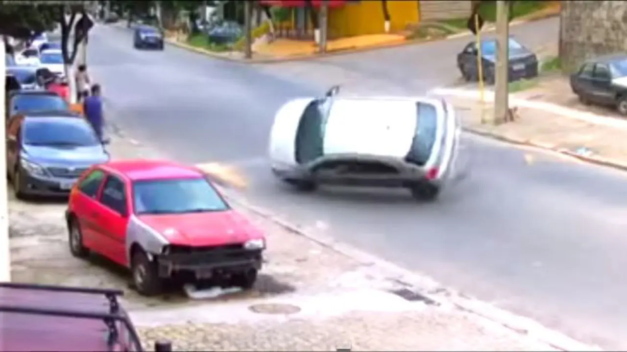 Pamer Drifting, VW Golf Malah Terbalik di Jalan Perumahan