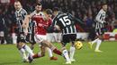Pemain Nottingham Forest, Nicolas Dominguez, mencetak gol ke gawang Manchester United pada laga pekan ke-20 Premier League 2023/2024, Minggu (31/12/2023) dini hari WIB. (AP Photo/Rui Vieira)