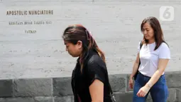 Gerbang pintu Kedubes Vatikan di Jakarta dibuka sejak pukul 09.00 WIB untuk masyarakat luas yang hendak berdoa atas kepergian Pemimpin Umat Katolik Dunia, Paus Fransiskus. (Liputan6.com/Herman Zakharia)