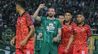 Duel antara Persebaya Surabaya dan Persija Jakarta dalam laga uji coba bertajuk Anniversary Game di Stadion Gelora Bung Tomo (GBT), Surabaya, Minggu (18/6/2023). (Bola.com/Wahyu Pratama)