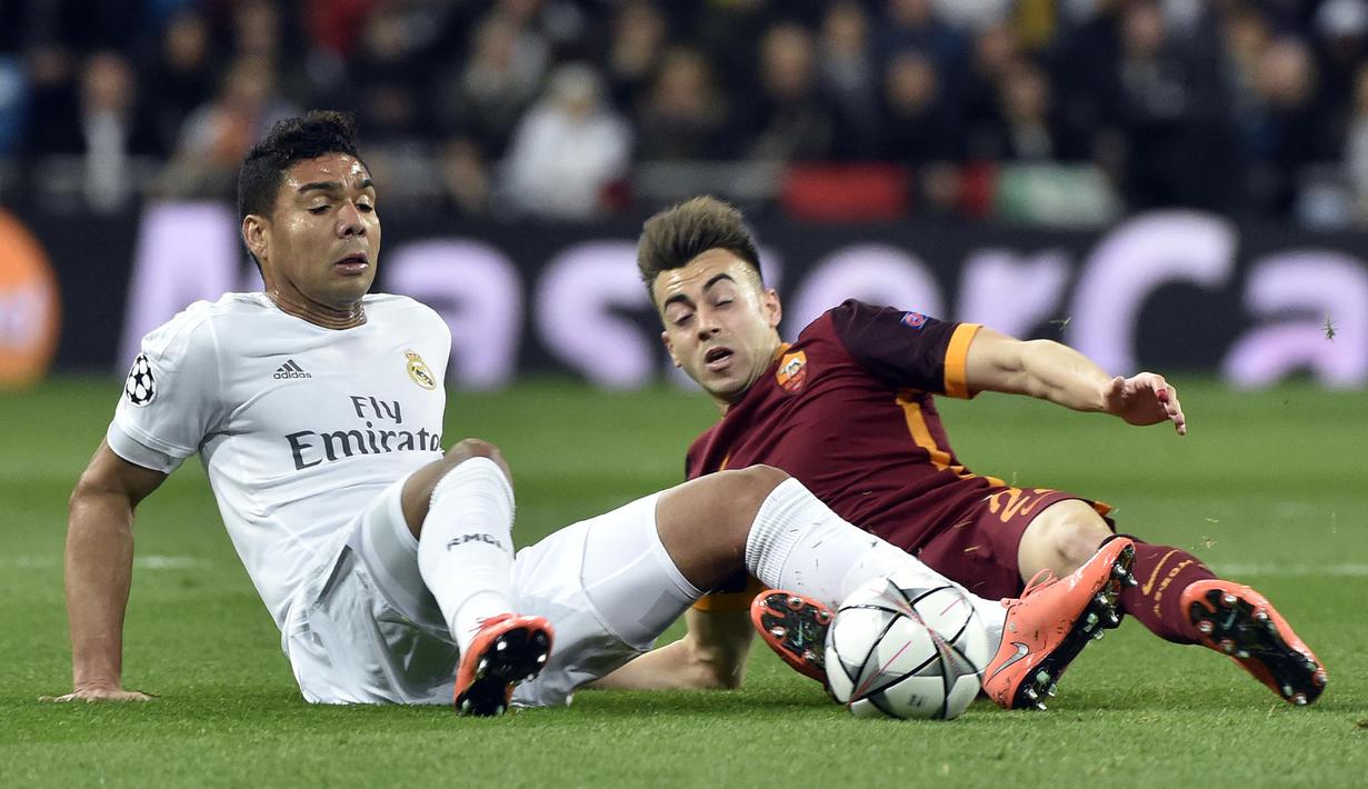 Pemain Real Madrid, Casemiro (kiri) berebut bola dengan pemain AS Roma, Stephan El Shaarawy  pada leg kedua babak 16 besar  Liga Champion di Stadion Santiago Bernabeu, Madrid, Rabu (9/3/2016) dini hari WIB. (AFP/Gerard Julien)