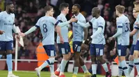 Pemain Brentford merayakan gol yang dicetak oleh Ivan Toney ke gawang Arsenal pada laga Liga Inggris di Stadion Emirates, London (11/2/2023). The Gunners unggul terlebih dahulu melalui gol Leandro Trossard, tetapi The Bees berhasil menyamakan kedudukan melalui gol Ivan Toney. (AP Photo/Frank Augstein)